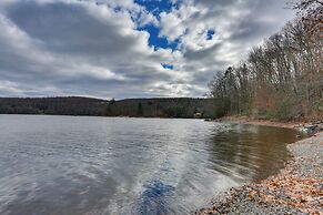 Walk to Lake! All-season Retreat in Poconos Mtns