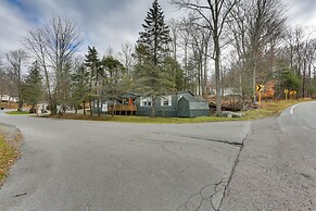 Walk to Lake! All-season Retreat in Poconos Mtns