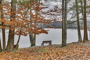 Walk to Lake! All-season Retreat in Poconos Mtns
