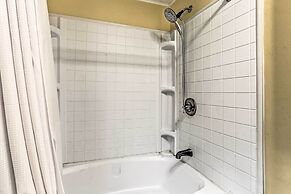 Kayaks, Electric Bicycles: Greentown Hideaway!