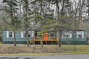Walk to Lake! All-season Retreat in Poconos Mtns