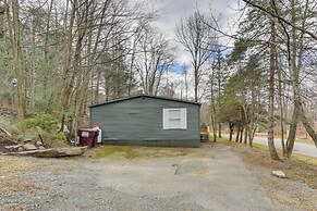 Walk to Lake! All-season Retreat in Poconos Mtns