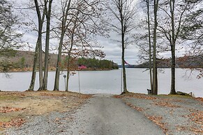 Walk to Lake! All-season Retreat in Poconos Mtns