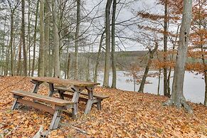 Walk to Lake! All-season Retreat in Poconos Mtns