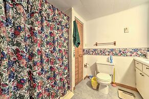 Peaceful Hazel Cottage w/ Deck & Yard!