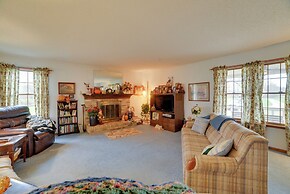 Peaceful Hazel Cottage w/ Deck & Yard!