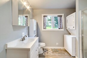 Cozy North Bend Getaway Near Dunes + Ocean!