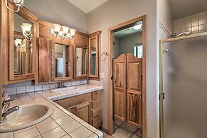 Yard, Grill & Games: Spacious Cabin in Lakeside!