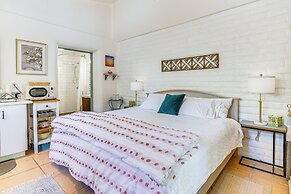 Casa Paloma Studio: Artsy & Airy w/ Hot Tub Access
