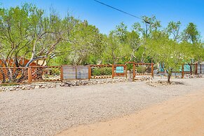 Casa Paloma Studio: Artsy & Airy w/ Hot Tub Access