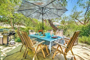 Casa Paloma Studio: Artsy & Airy w/ Hot Tub Access