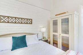 Casa Paloma Studio: Artsy & Airy w/ Hot Tub Access