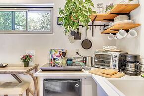 Casa Paloma Studio: Artsy & Airy w/ Hot Tub Access