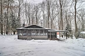 Near Skiing: Pocono Lake Cabin w/ Screened Patio