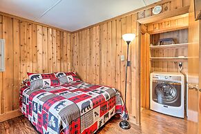 Near Skiing: Pocono Lake Cabin w/ Screened Patio