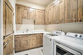 Luxury Mt Bachelor Retreat w/ Hot Tub & Patio
