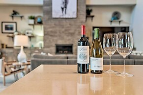 Luxury Mt Bachelor Retreat w/ Hot Tub & Patio