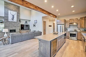 Luxury Mt Bachelor Retreat w/ Hot Tub & Patio