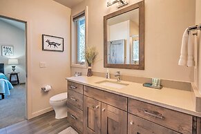 Luxury Mt Bachelor Retreat w/ Hot Tub & Patio