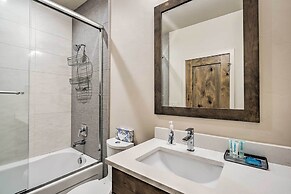 Luxury Mt Bachelor Retreat w/ Hot Tub & Patio