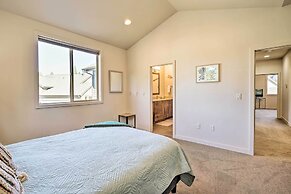 Luxury Mt Bachelor Retreat w/ Hot Tub & Patio