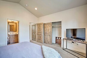 Luxury Mt Bachelor Retreat w/ Hot Tub & Patio