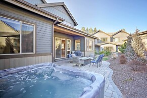 Luxury Mt Bachelor Retreat w/ Hot Tub & Patio