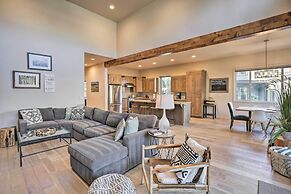 Luxury Mt Bachelor Retreat w/ Hot Tub & Patio
