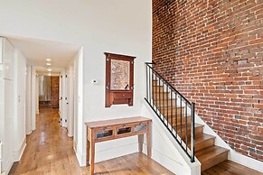 Modern Knoxville Gem: Near Campus & Eateries!