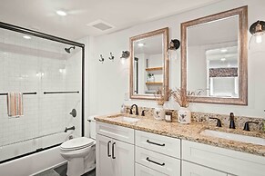Modern Knoxville Gem: Near Campus & Eateries!