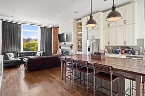 Modern Knoxville Gem: Near Campus & Eateries!
