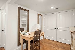 Modern Knoxville Gem: Near Campus & Eateries!