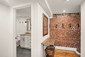 Modern Knoxville Gem: Near Campus & Eateries!