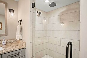 Modern Knoxville Gem: Near Campus & Eateries!