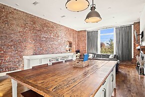 Modern Knoxville Gem: Near Campus & Eateries!