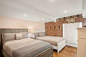 Modern Knoxville Gem: Near Campus & Eateries!