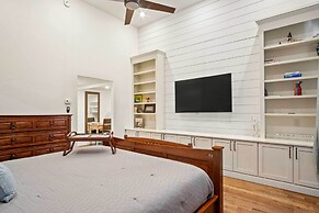 Modern Knoxville Gem: Near Campus & Eateries!