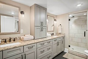 Modern Knoxville Gem: Near Campus & Eateries!