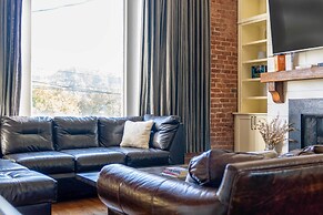 Modern Knoxville Gem: Near Campus & Eateries!