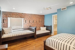 Modern Knoxville Gem: Near Campus & Eateries!