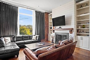 Modern Knoxville Gem: Near Campus & Eateries!