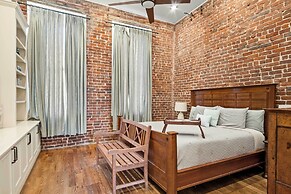 Modern Knoxville Gem: Near Campus & Eateries!