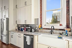 Modern Knoxville Gem: Near Campus & Eateries!