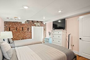 Modern Knoxville Gem: Near Campus & Eateries!