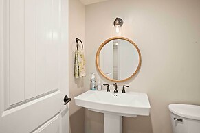 Modern Knoxville Gem: Near Campus & Eateries!