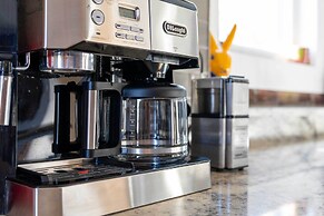 Modern Knoxville Gem: Near Campus & Eateries!