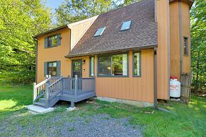 Furnished Deck & Game Room: Cabin in Tobyhanna