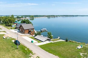 Chic & Cozy Cabin With Private Hot Tub & Beach!