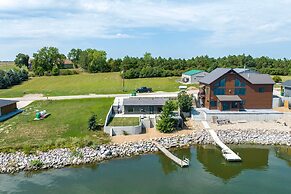 Chic & Cozy Cabin With Private Hot Tub & Beach!