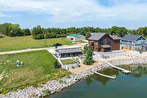 Chic & Cozy Cabin With Private Hot Tub & Beach!
